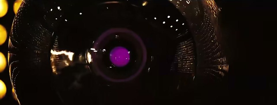 03_ariia_eye.jpg — 금색 패널로 둘러싸인 방 안의 ARIIA 본체, 보랏빛 '눈'